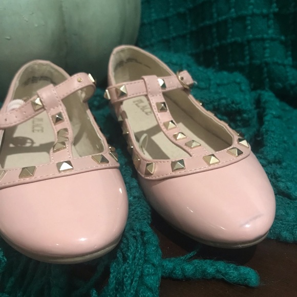 Girls flats. Children place shoes. - Picture 2 of 5